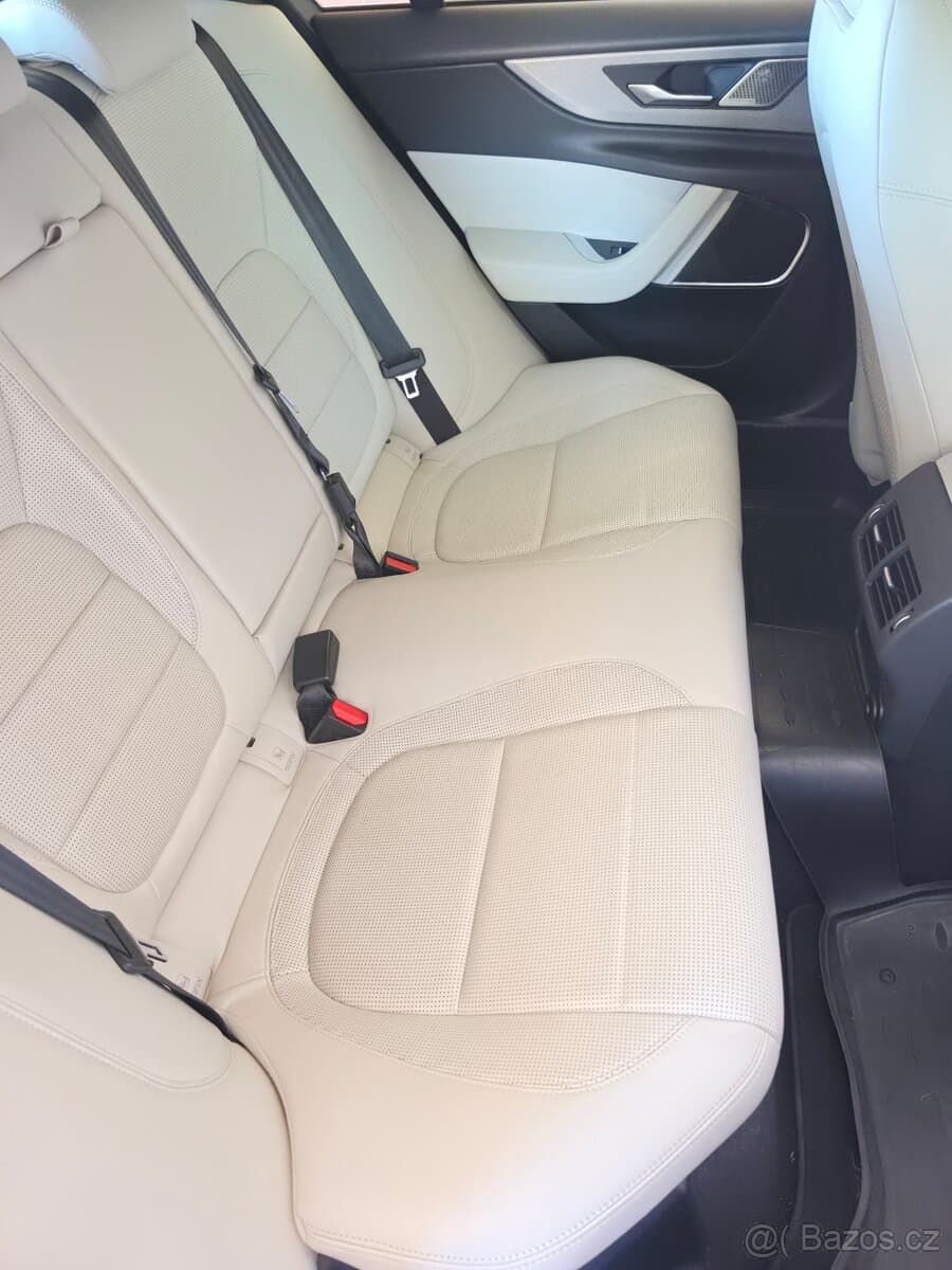 2019 Jaguar XE - 3