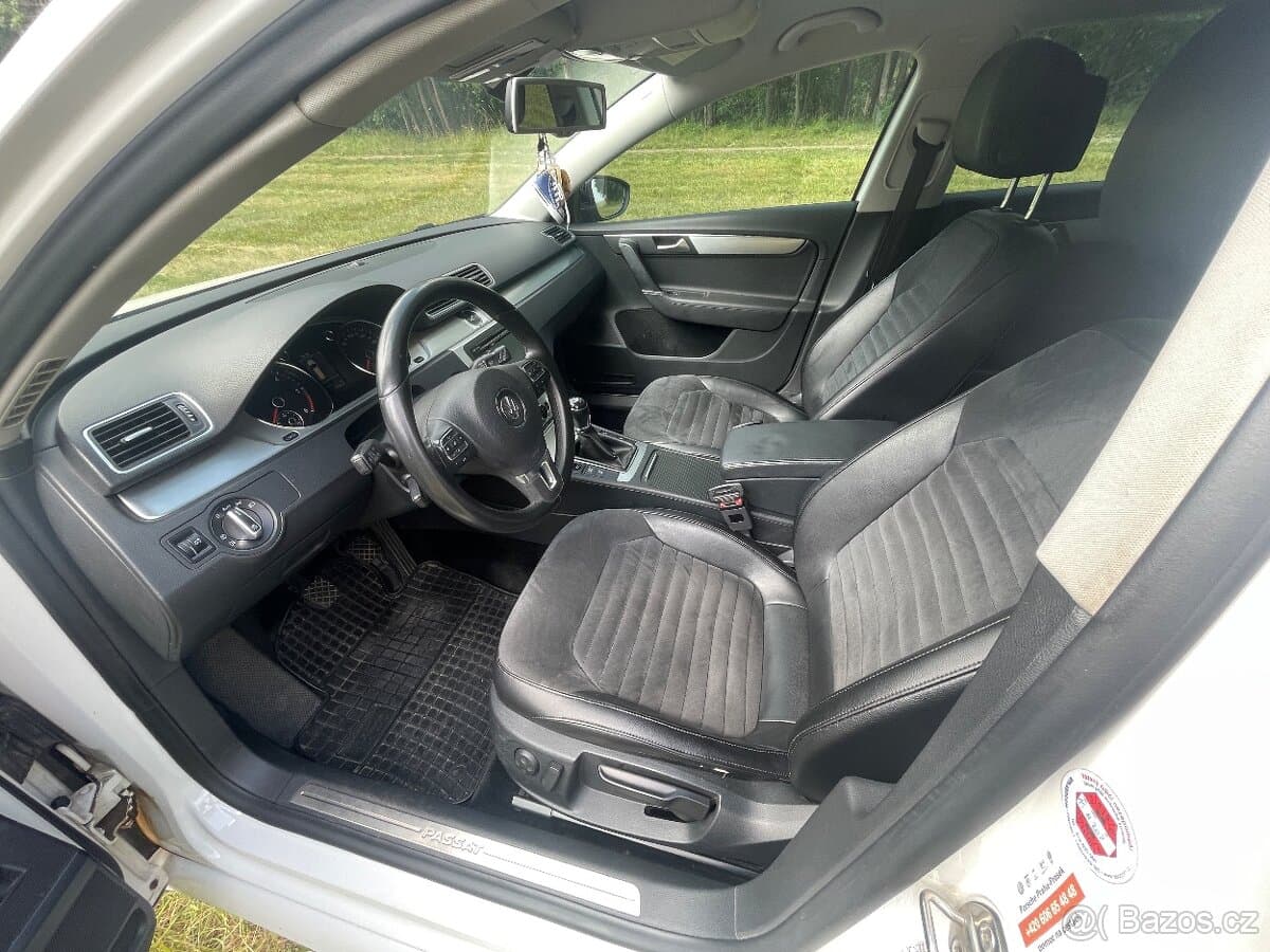 2012 Volkswagen PASSAT - 4