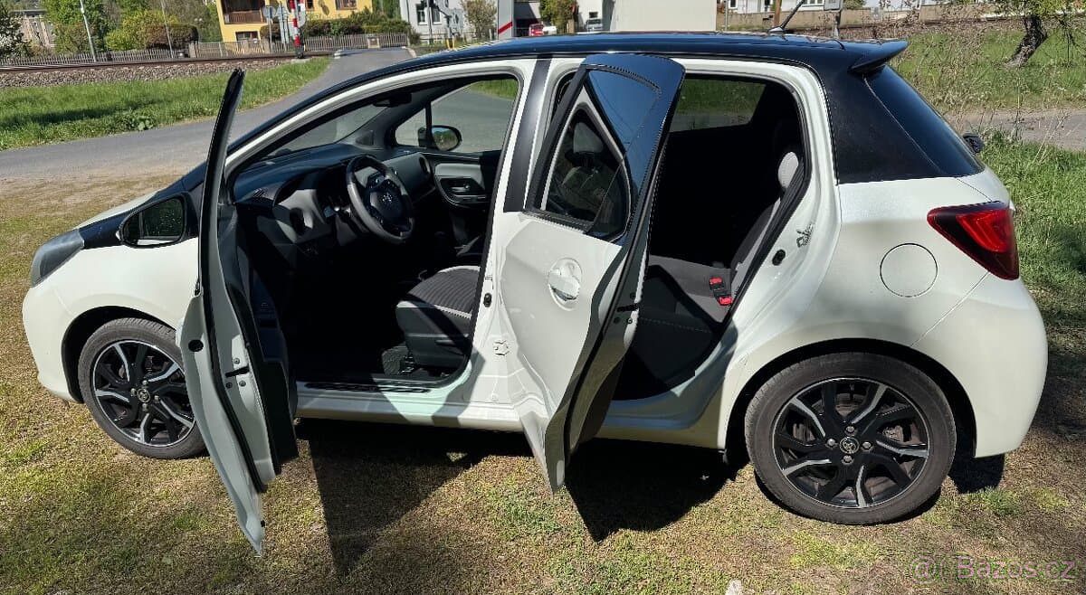 2016 Toyota YARIS - 4
