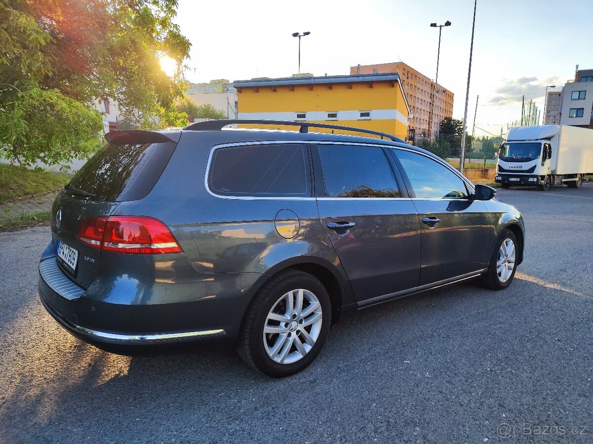 2011 Volkswagen PASSAT - 4