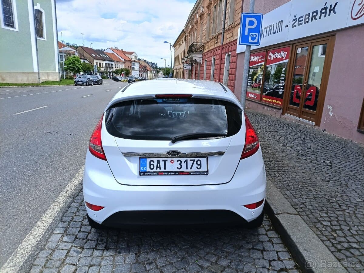 2010 Ford FIESTA - 4