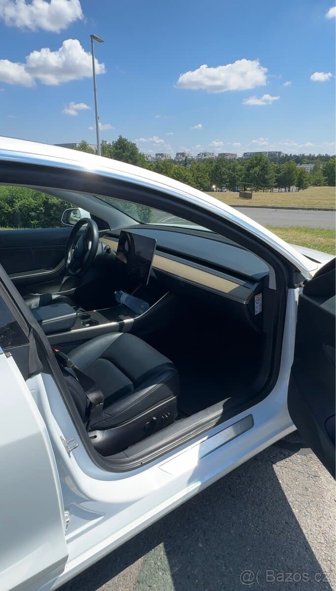 Tesla MODEL 3 - 4