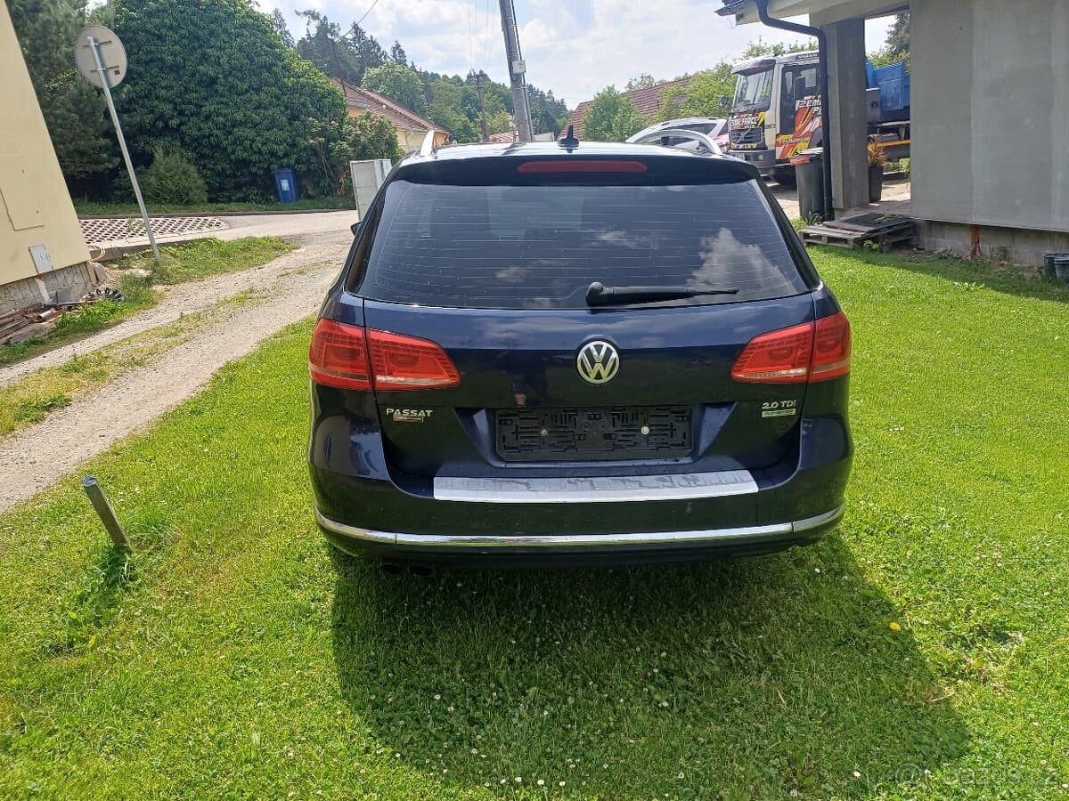 2011 Volkswagen PASSAT - 4
