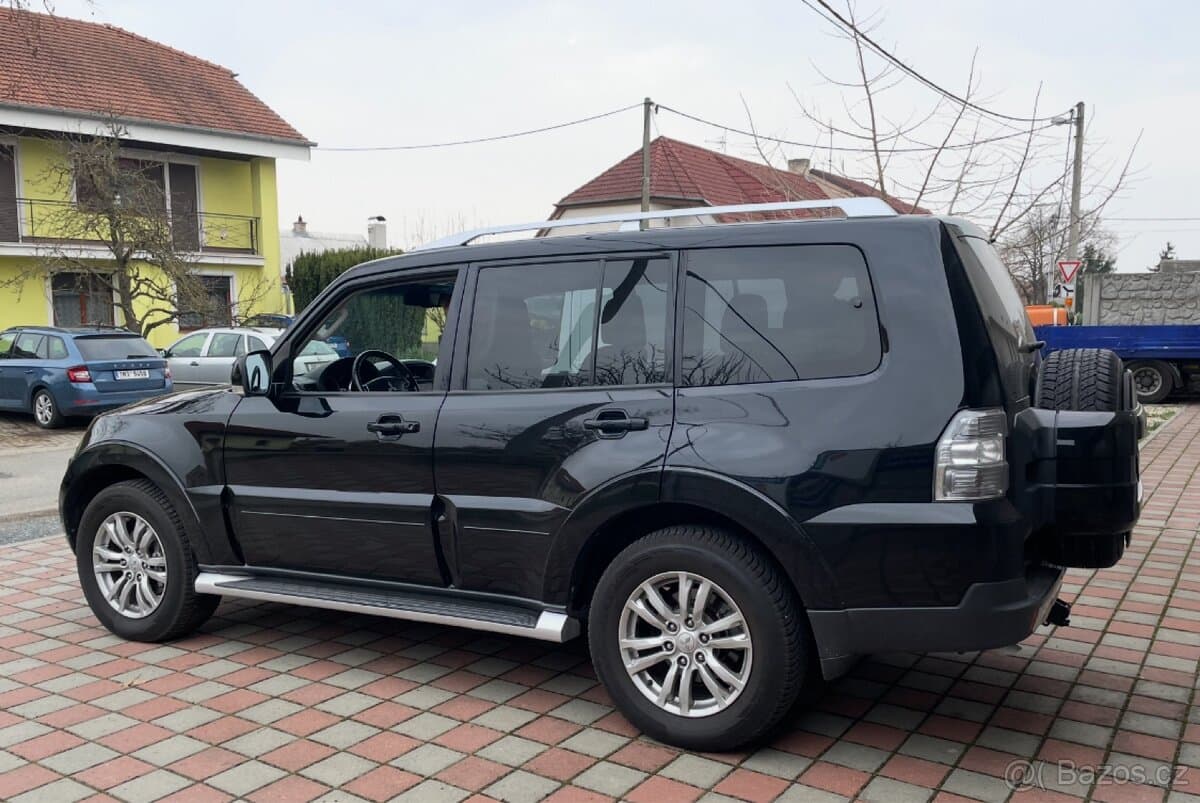 2009 Mitsubishi PAJERO - 4