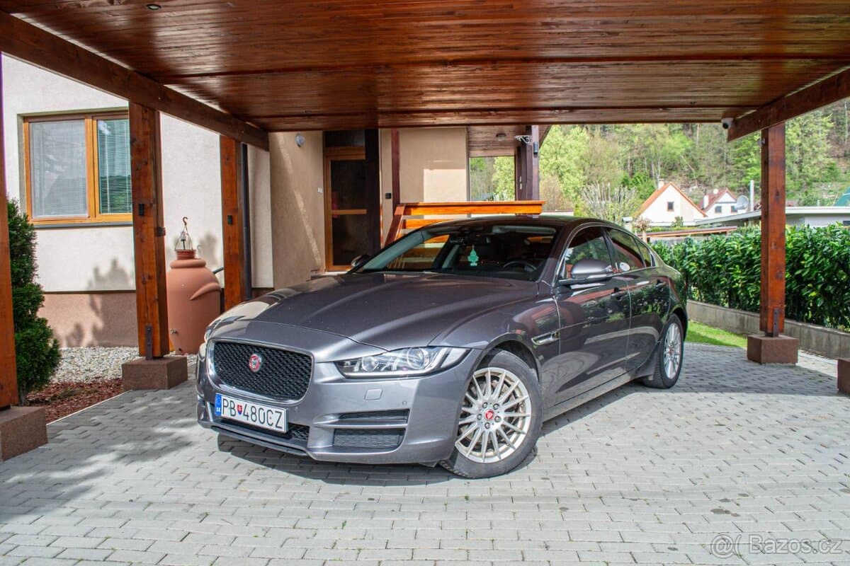 2017 Jaguar XE - 4