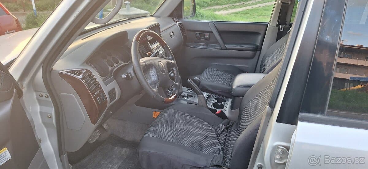 2001 Mitsubishi PAJERO - 4