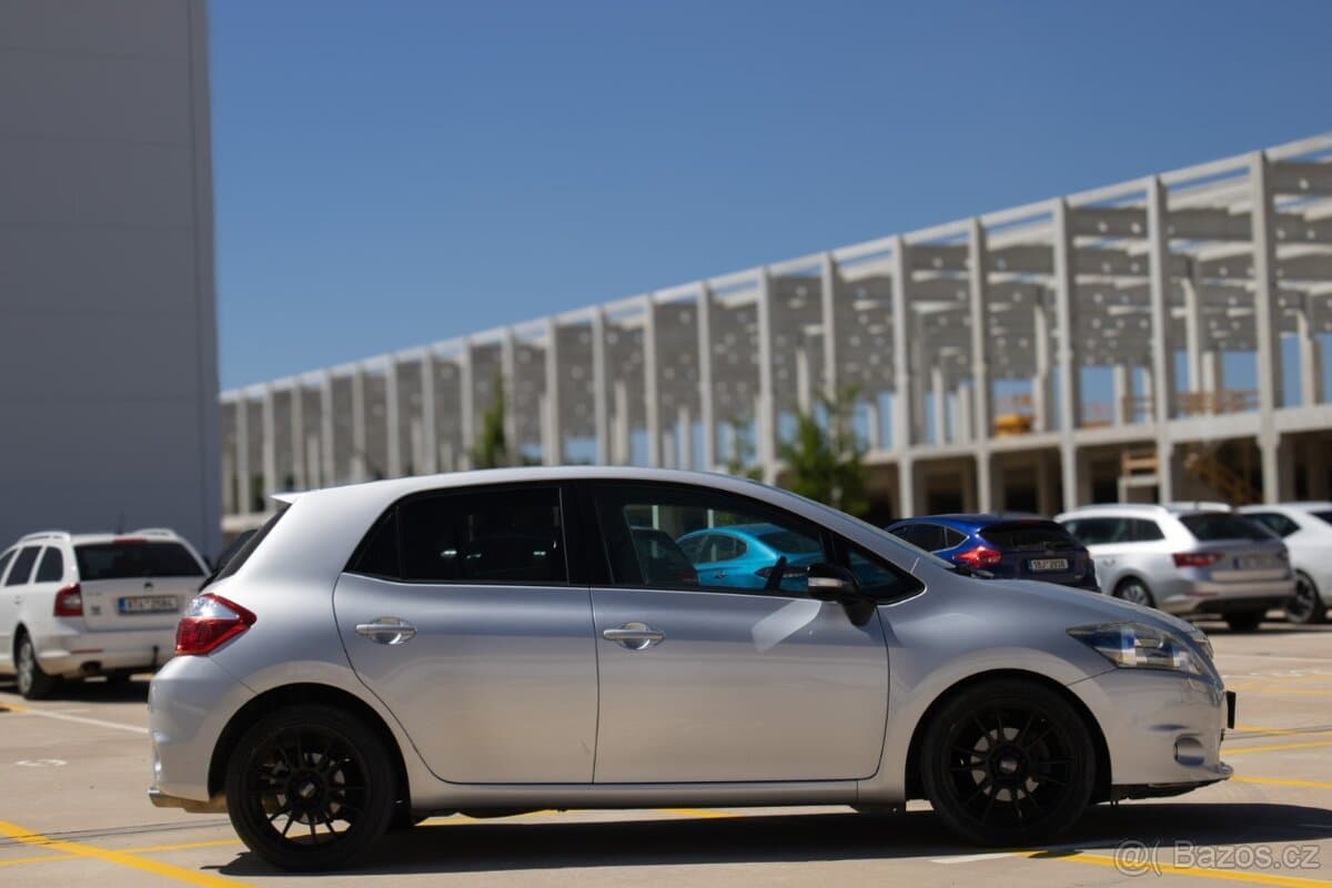2011 Toyota AURIS - 4