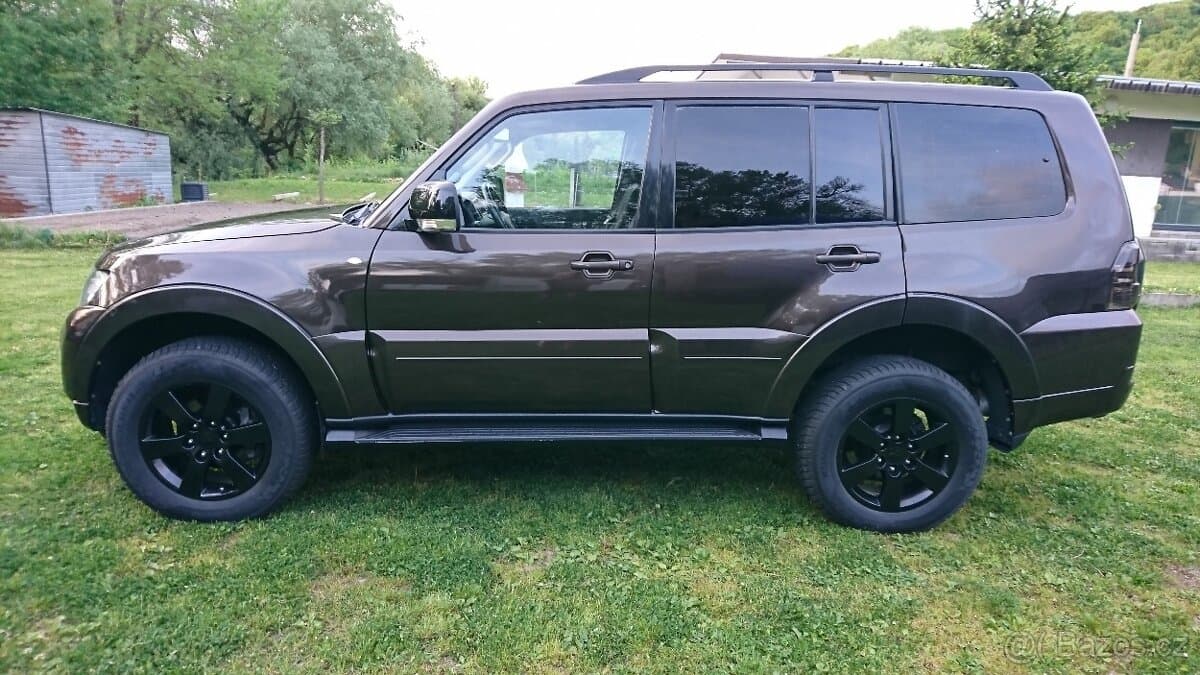 2017 Mitsubishi PAJERO - 4
