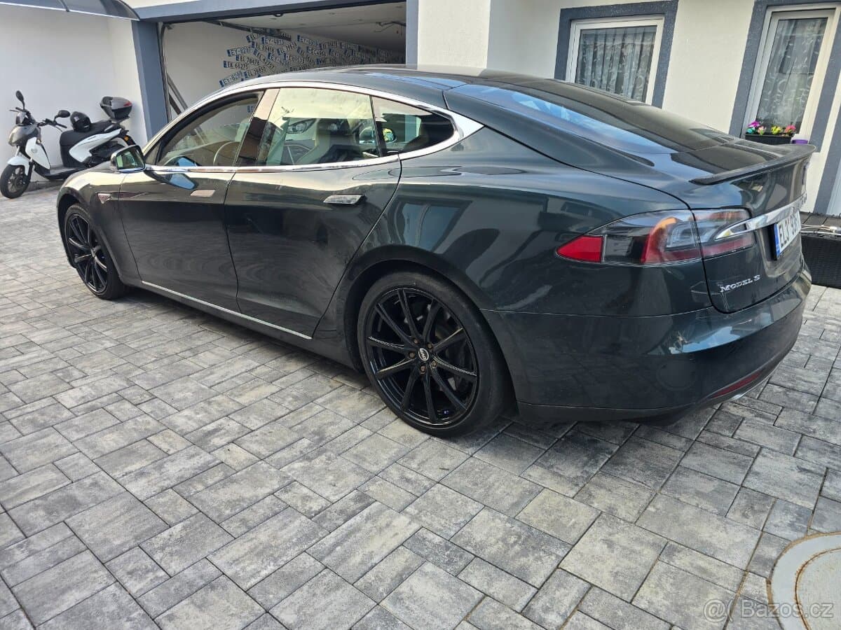 Tesla MODEL S - 4
