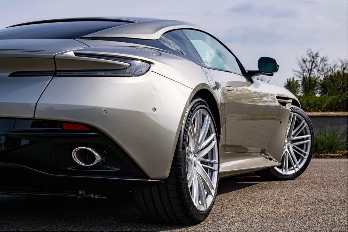 2025 Aston Martin DB12 - 4