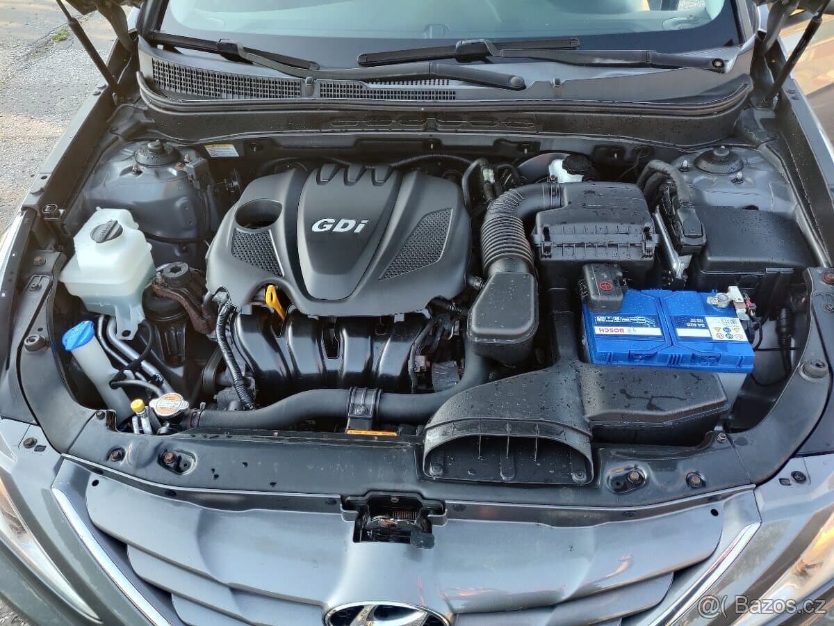 2010 Hyundai SONATA - 4