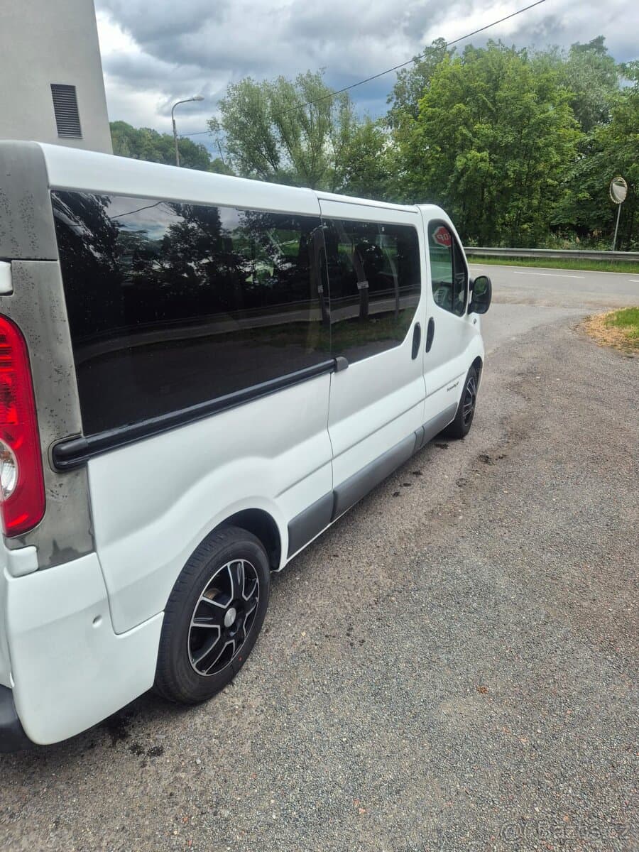 2011 Renault TRAFIC - 4