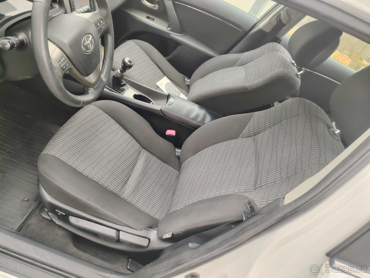 2011 Toyota AVENSIS - 4