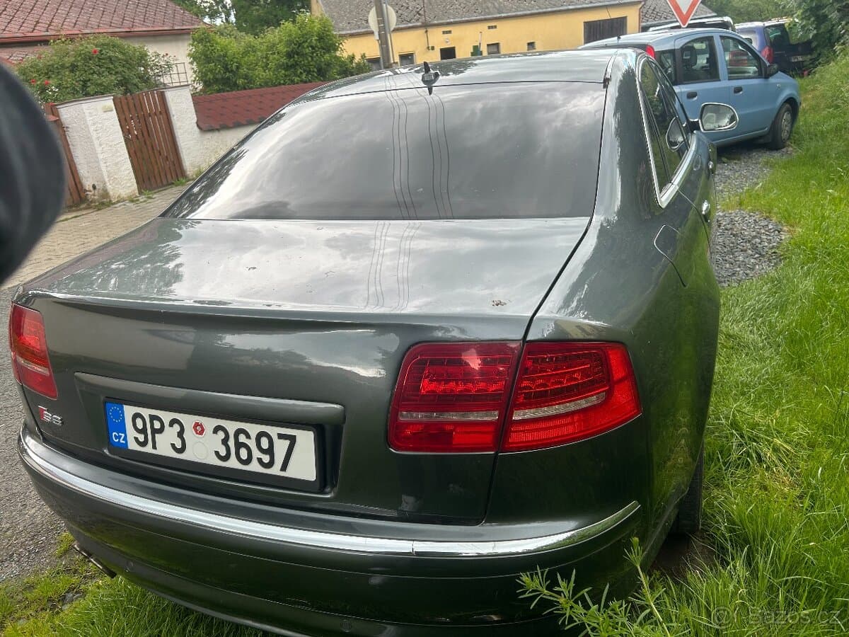 2007 Audi S8 - 4