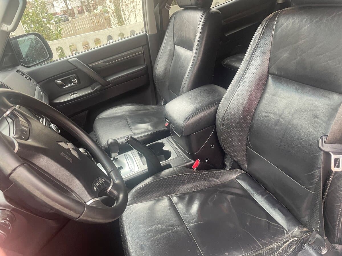 2010 Mitsubishi PAJERO - 4