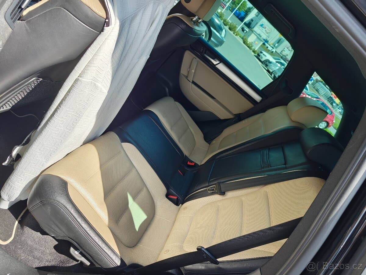 2010 Volkswagen TOUAREG - 4