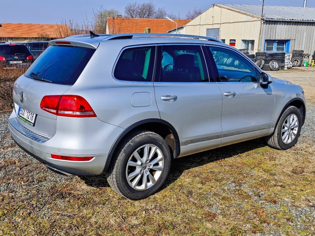 2011 Volkswagen TOUAREG - 4