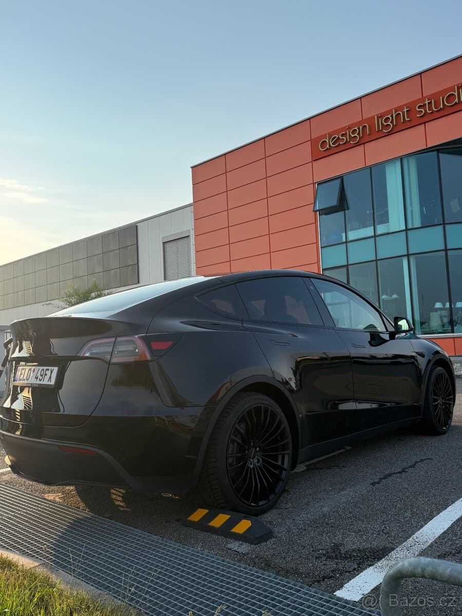 Tesla MODEL Y - 4