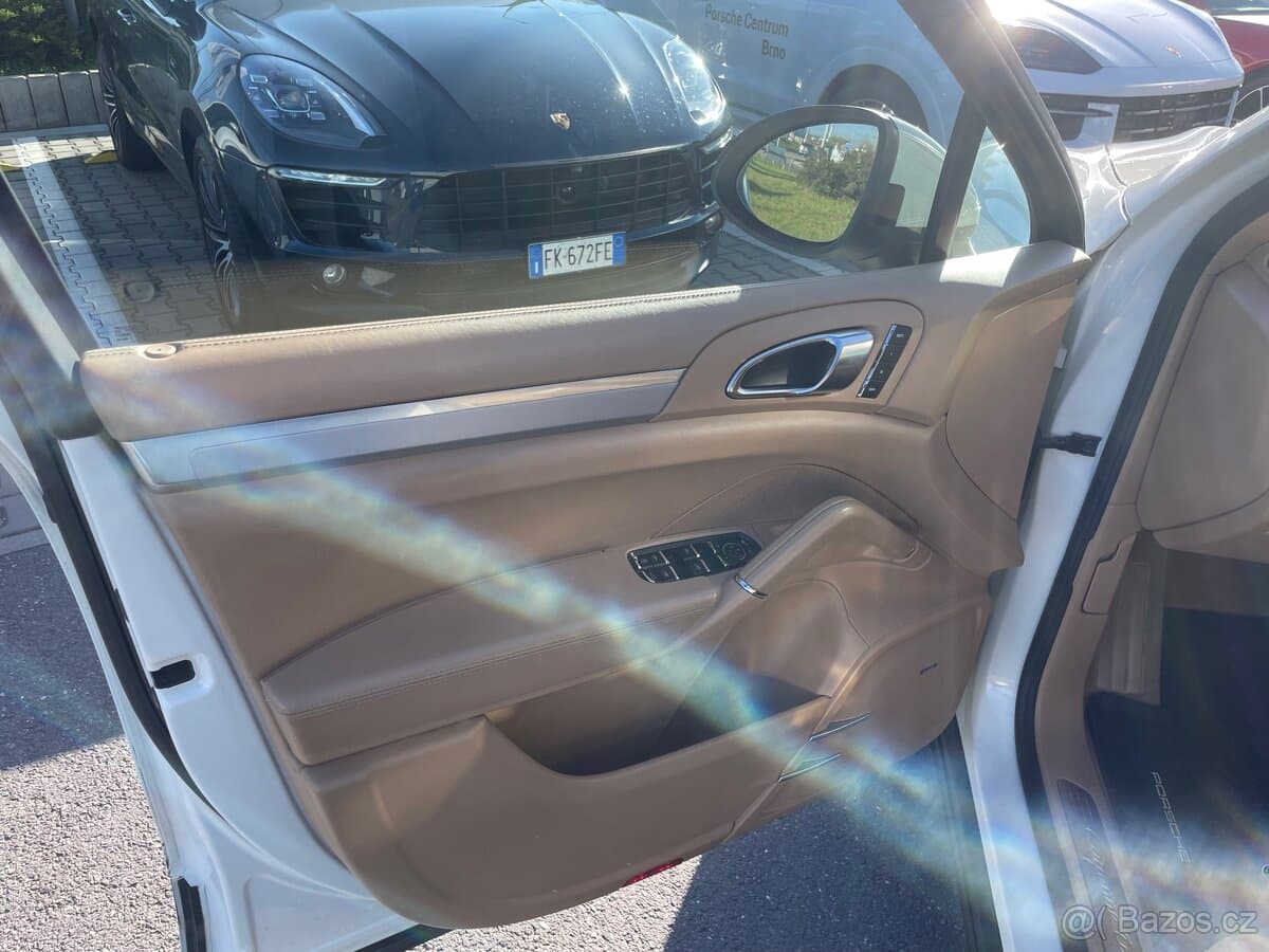 2012 Porsche CAYENNE - 4