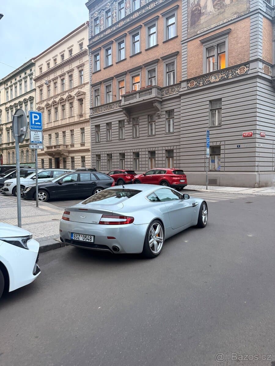 Aston Martin V12 VANTAGE - 4