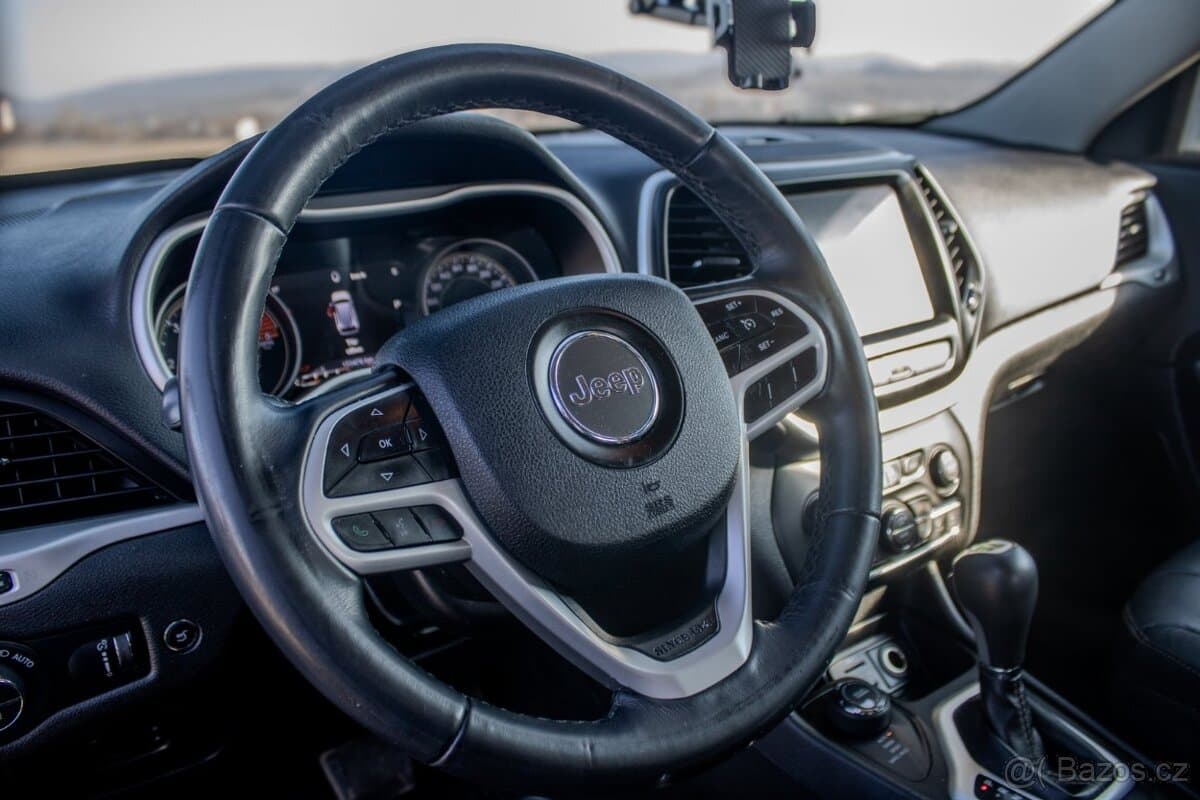 2017 Jeep CHEROKEE - 5