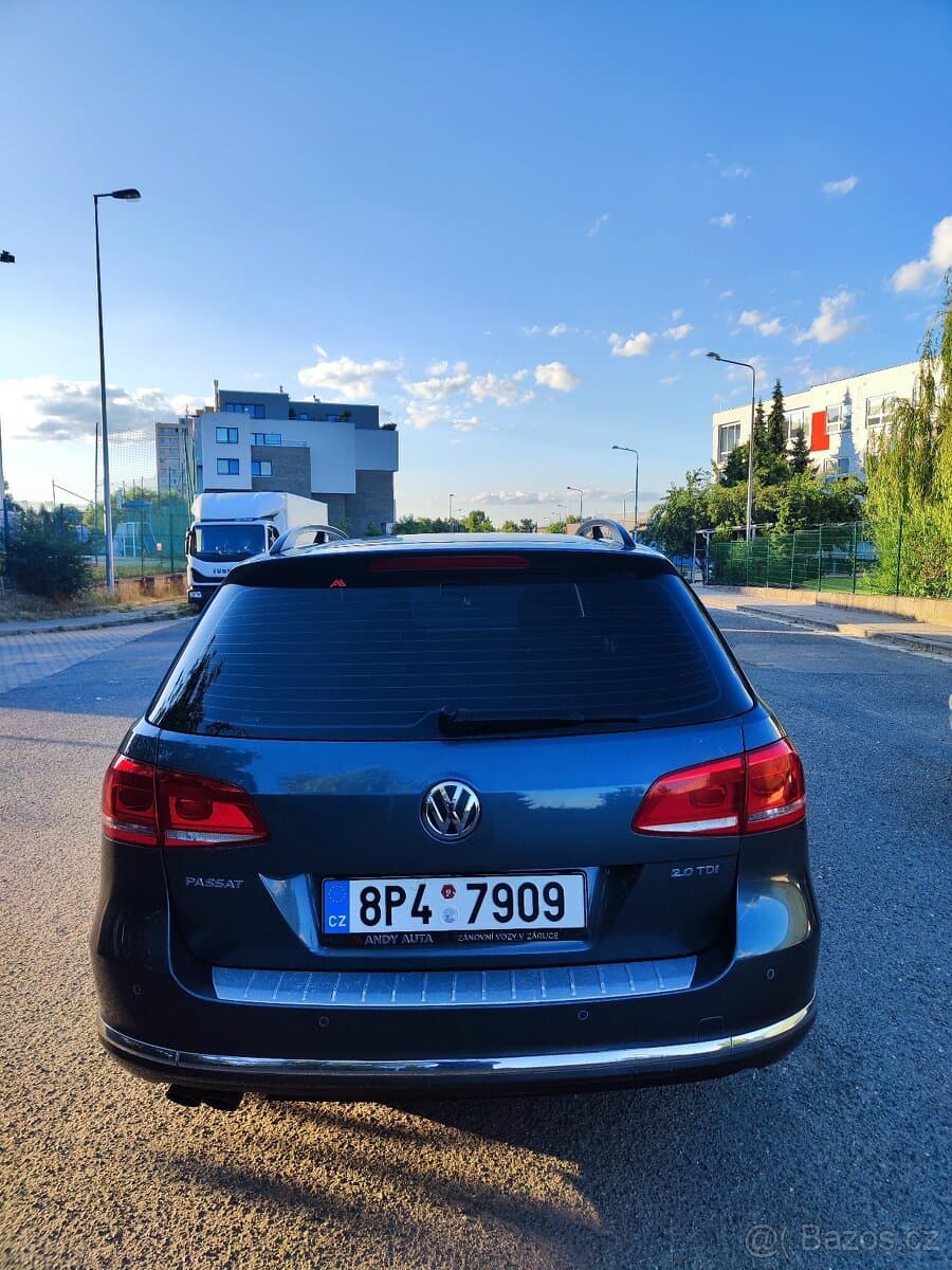 2011 Volkswagen PASSAT - 5