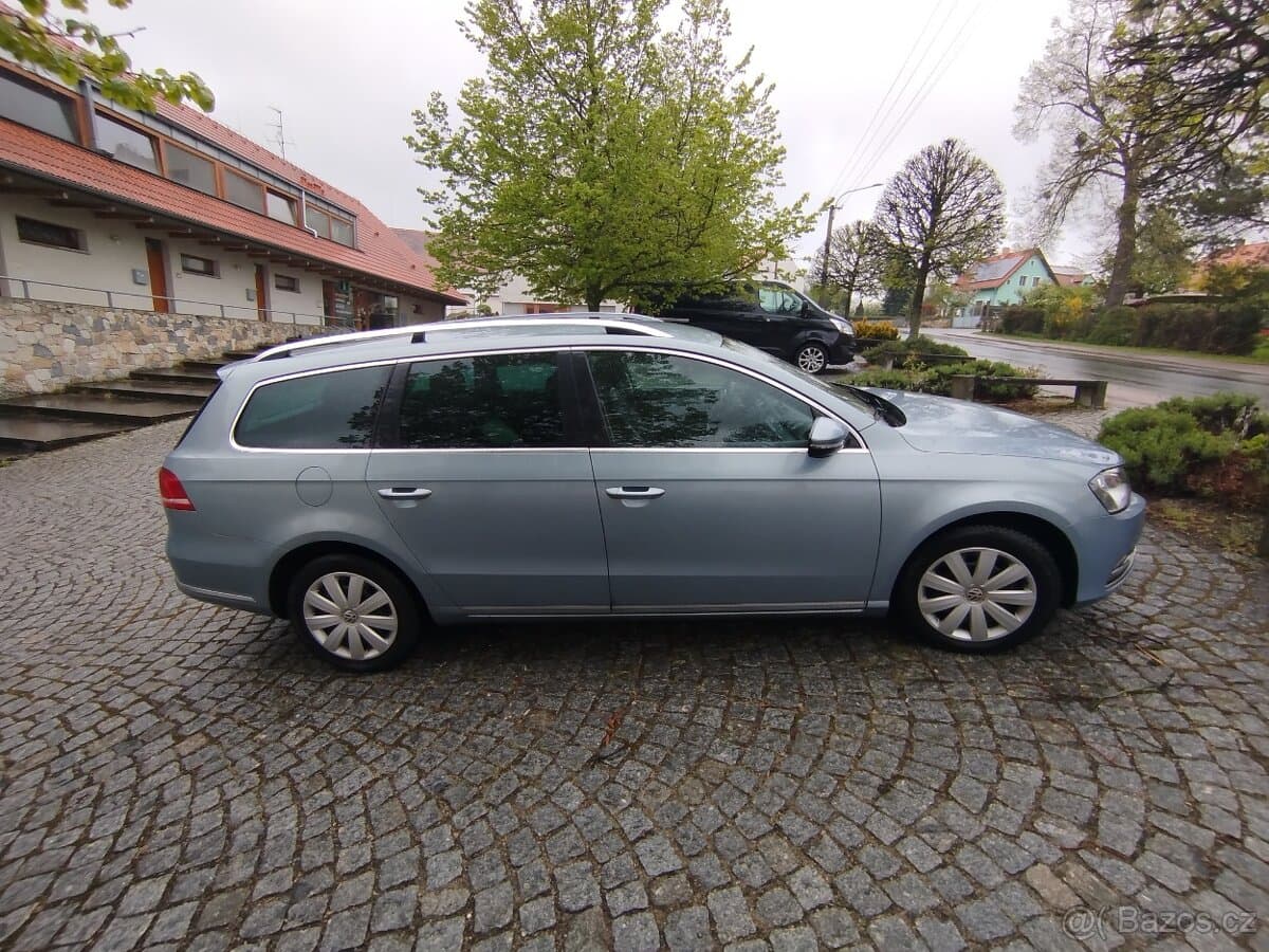 2011 Volkswagen PASSAT - 5