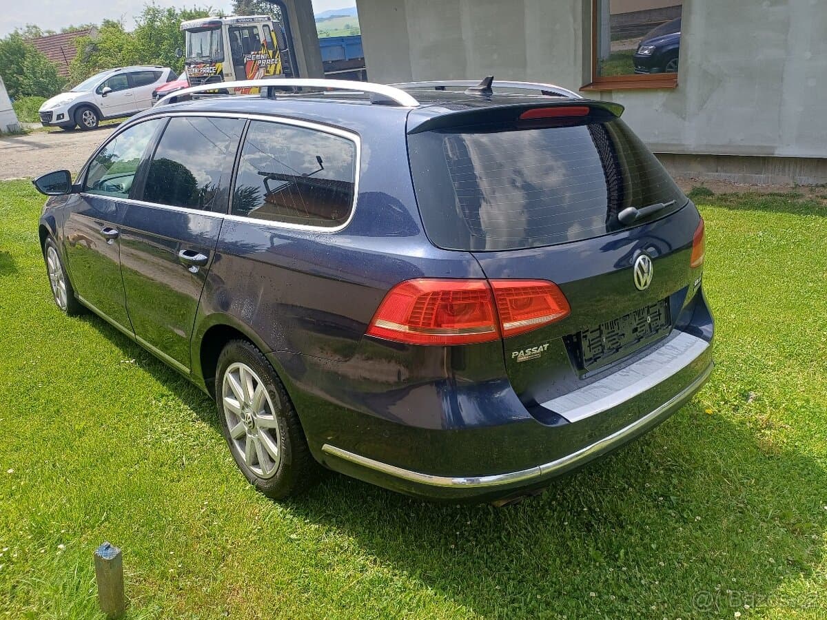 2011 Volkswagen PASSAT - 5