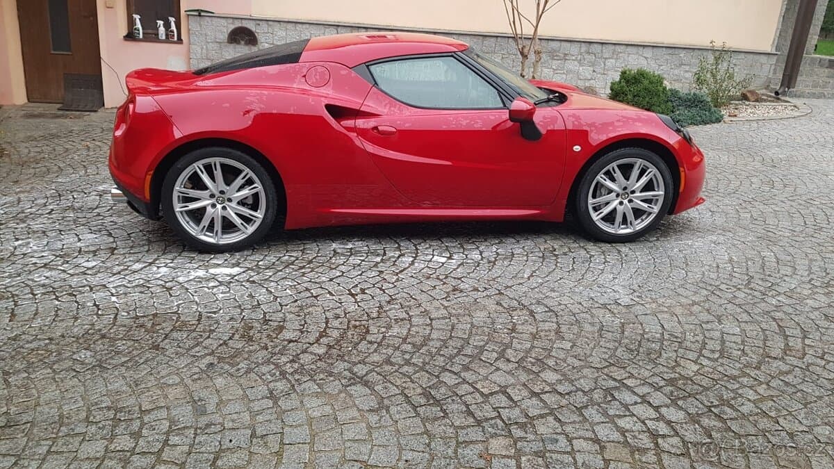 2015 Alfa Romeo 4C - 5