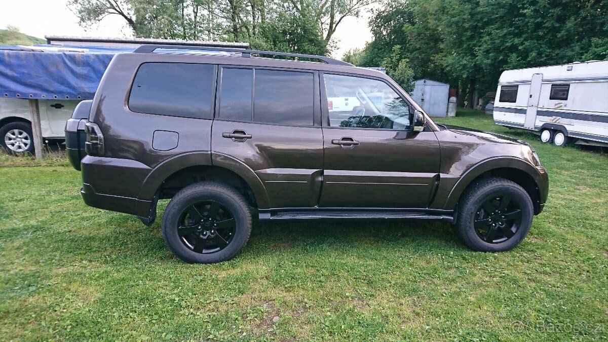 2017 Mitsubishi PAJERO - 5