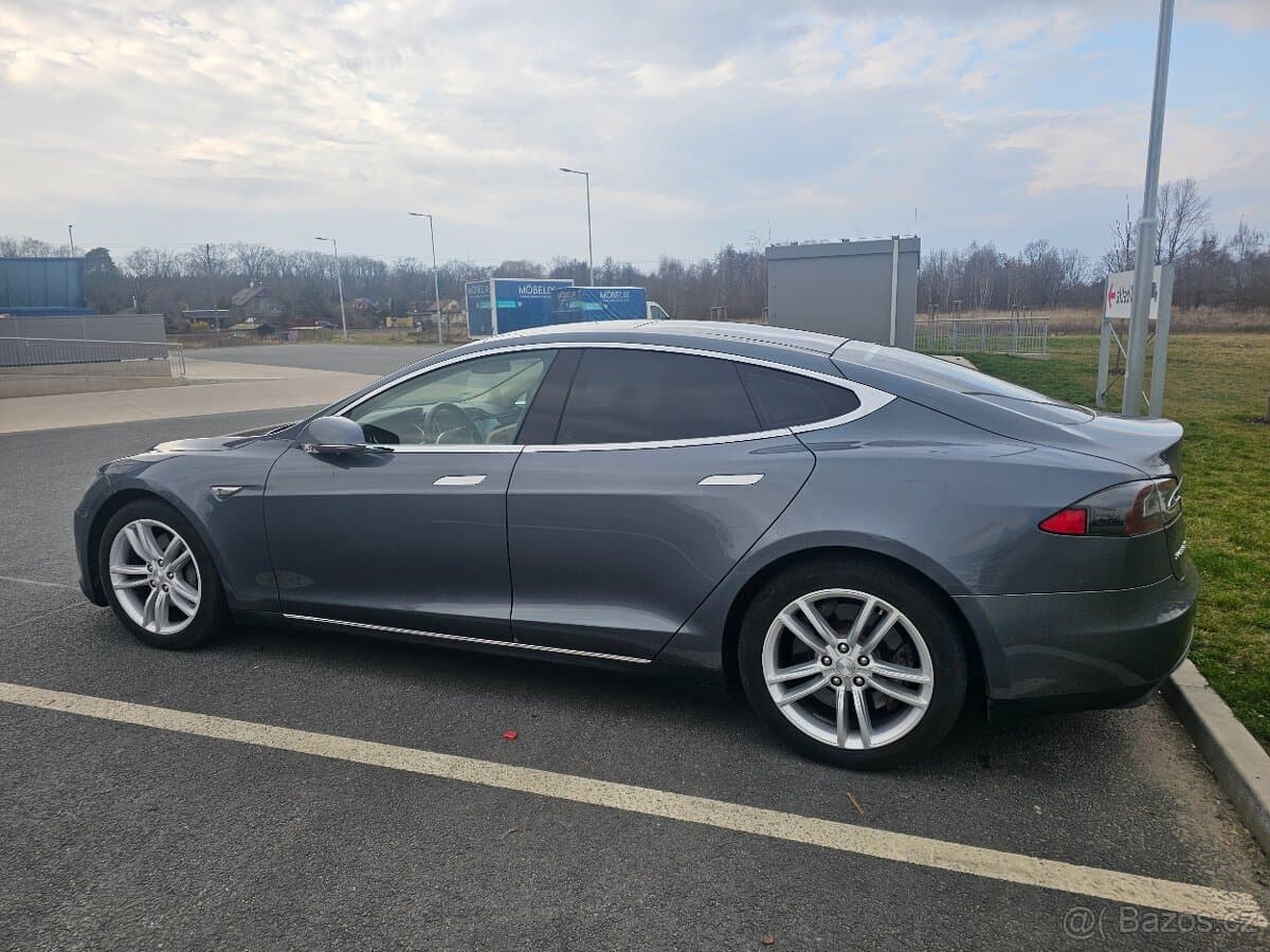 Tesla MODEL S - 5