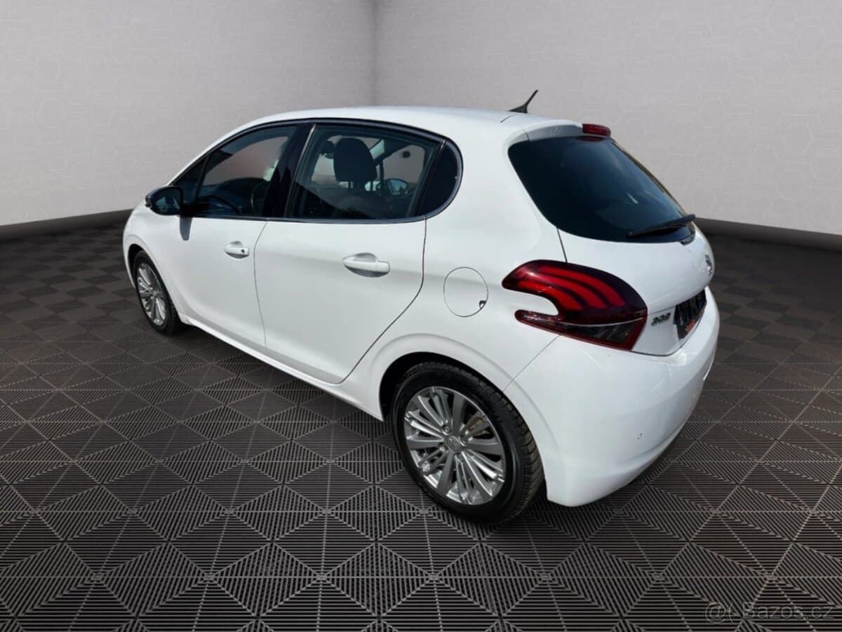 Peugeot 208 - 5