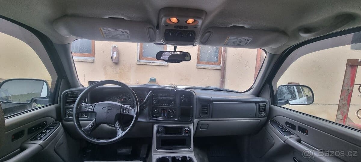 2004 Chevrolet SUBURBAN - 5
