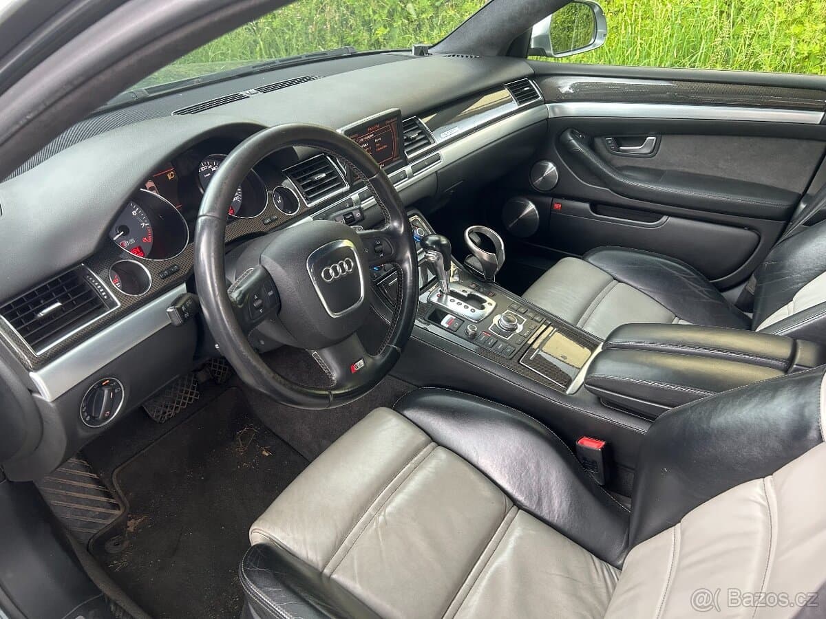 2007 Audi S8 - 5