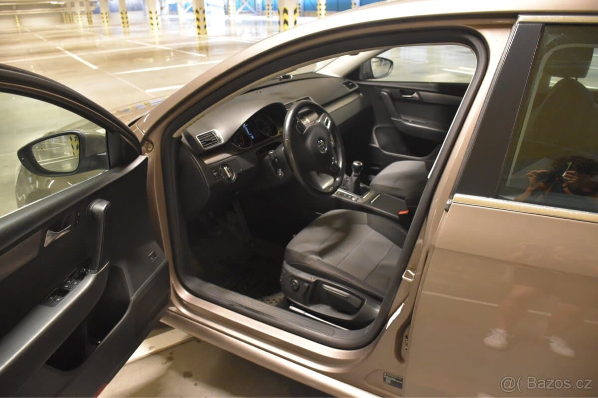 2011 Volkswagen PASSAT - 5
