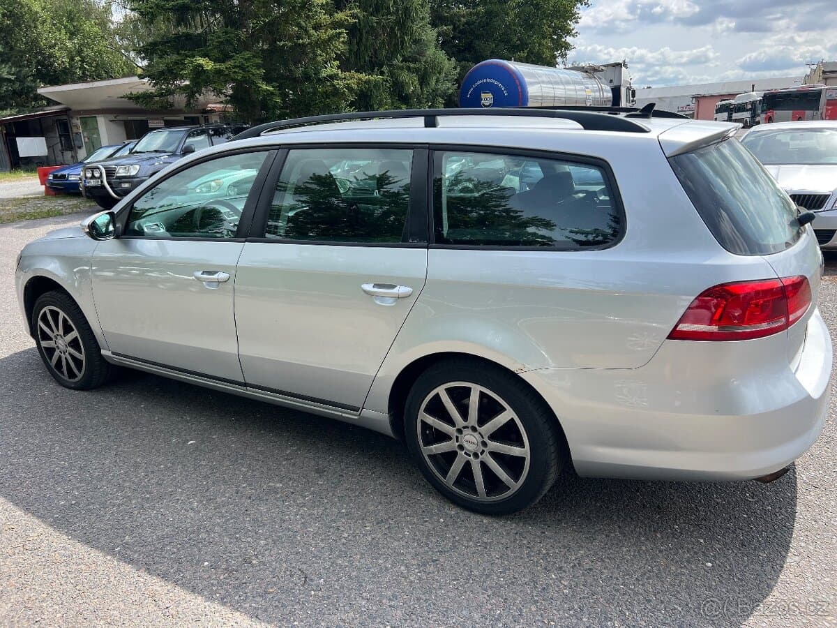 2011 Volkswagen PASSAT - 5