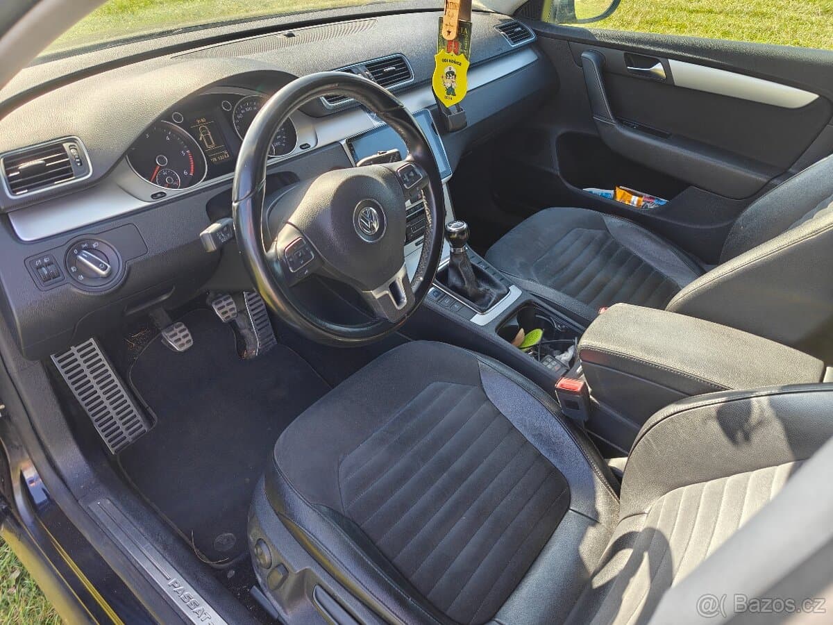 2011 Volkswagen PASSAT - 5
