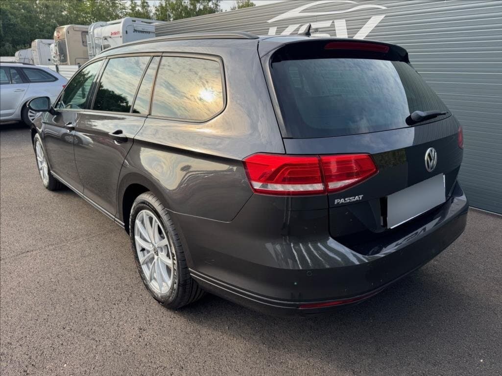 2018 Volkswagen PASSAT - 5