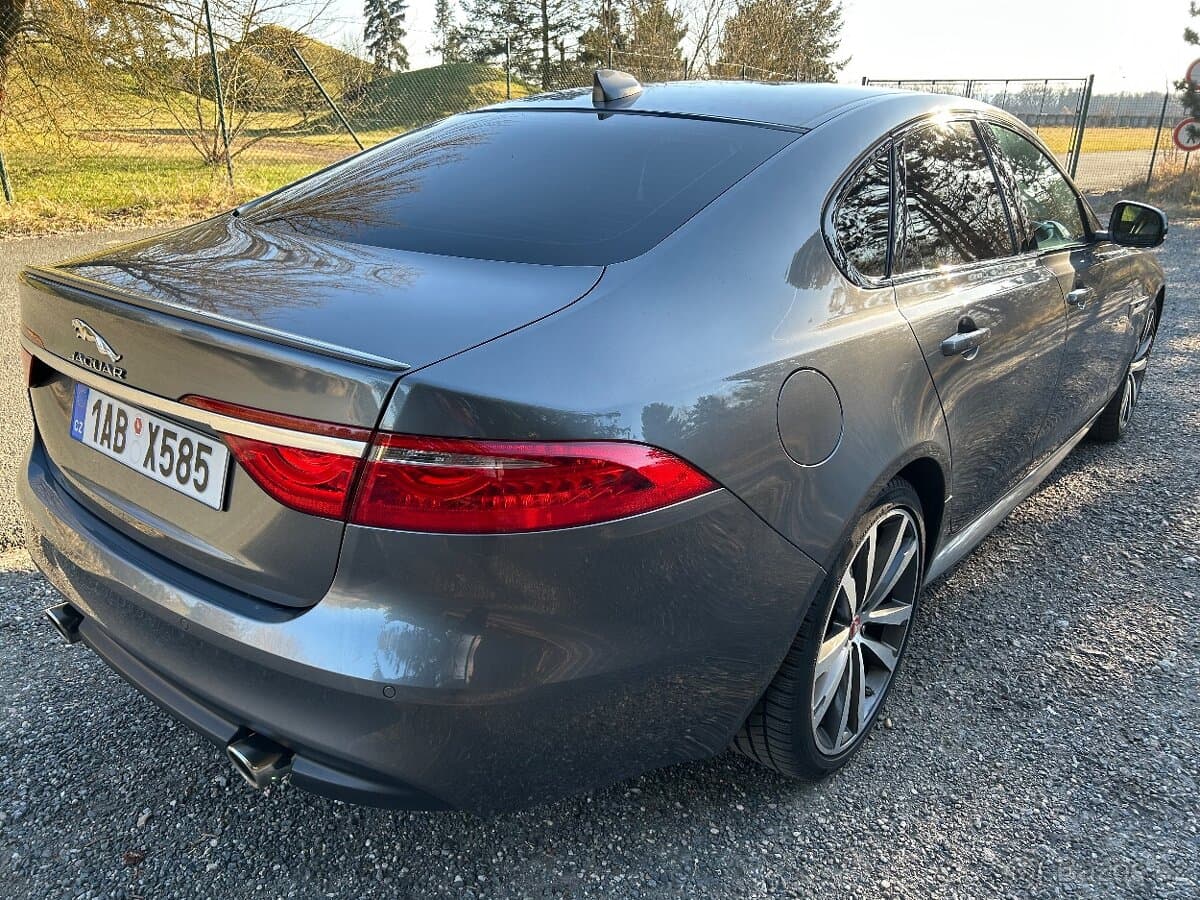 2016 Jaguar XF - 6