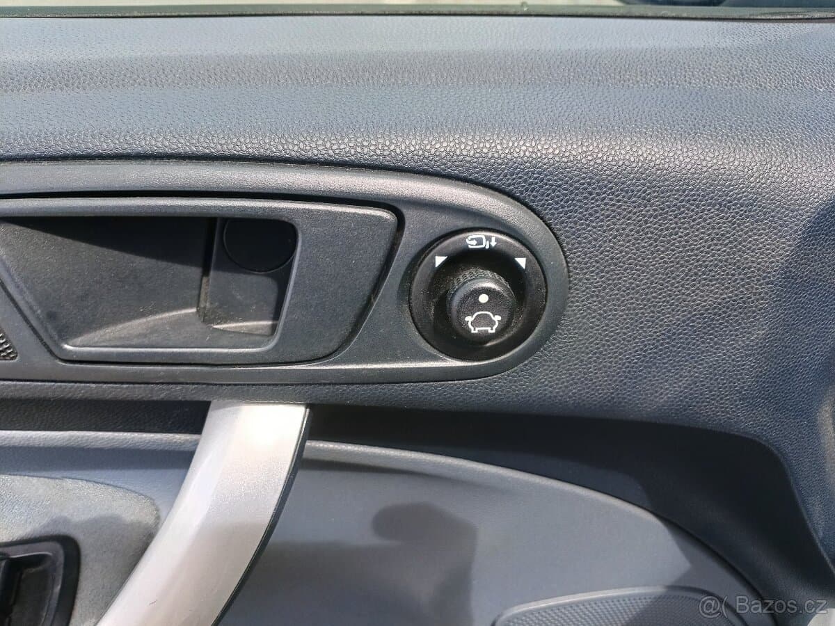 2010 Ford FIESTA - 6