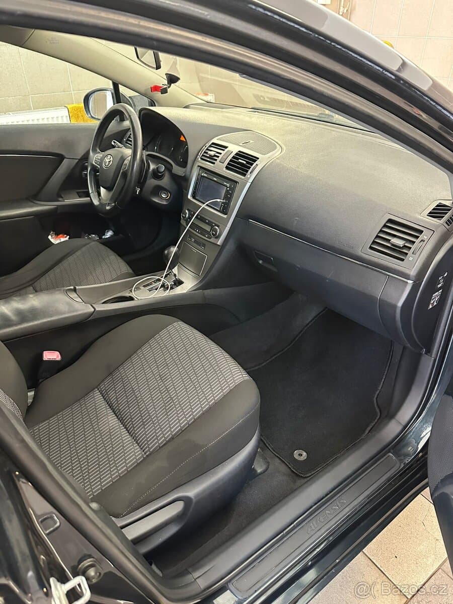 2011 Toyota AVENSIS - 6