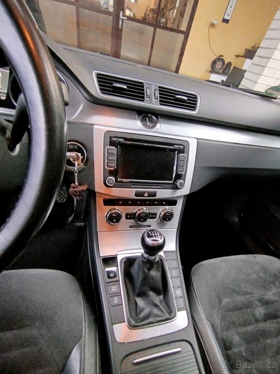 2011 Volkswagen PASSAT - 6