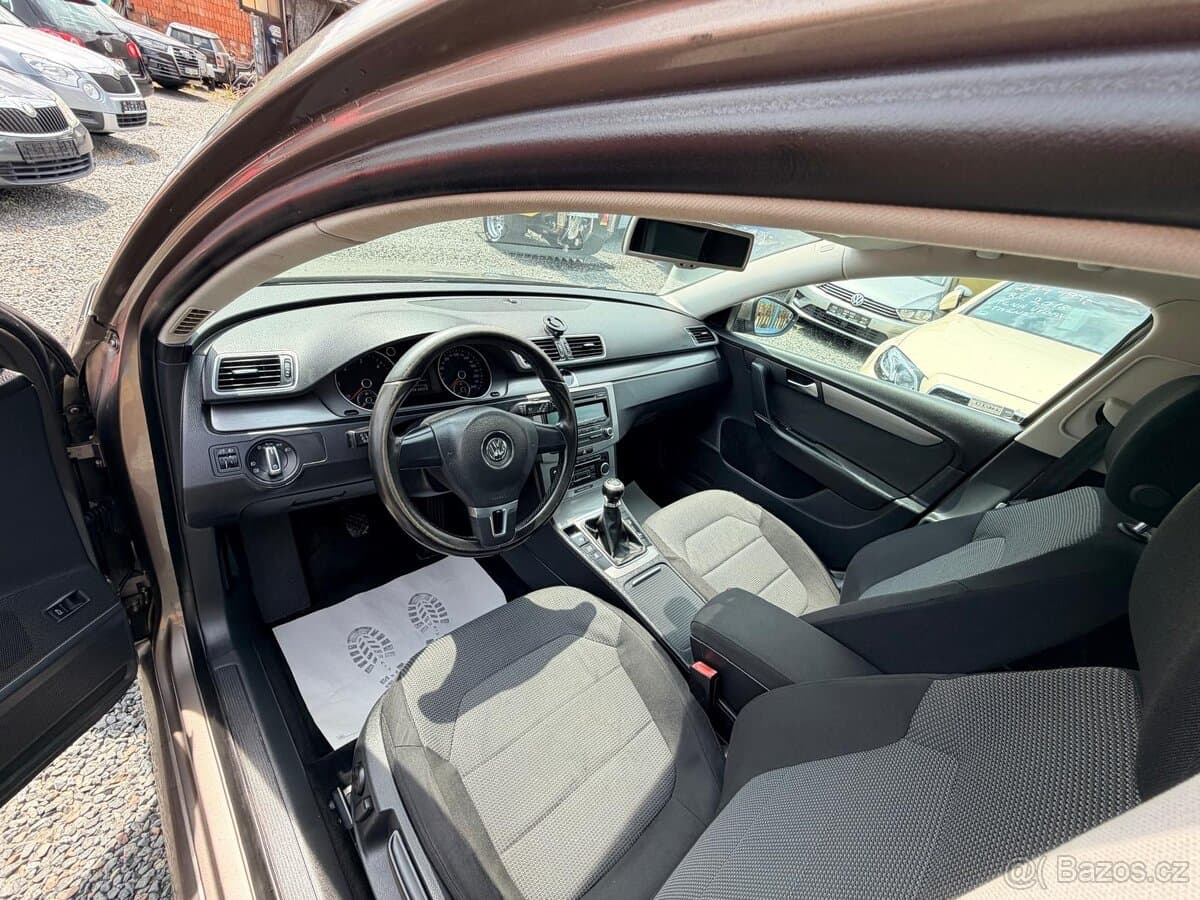 2011 Volkswagen PASSAT - 6