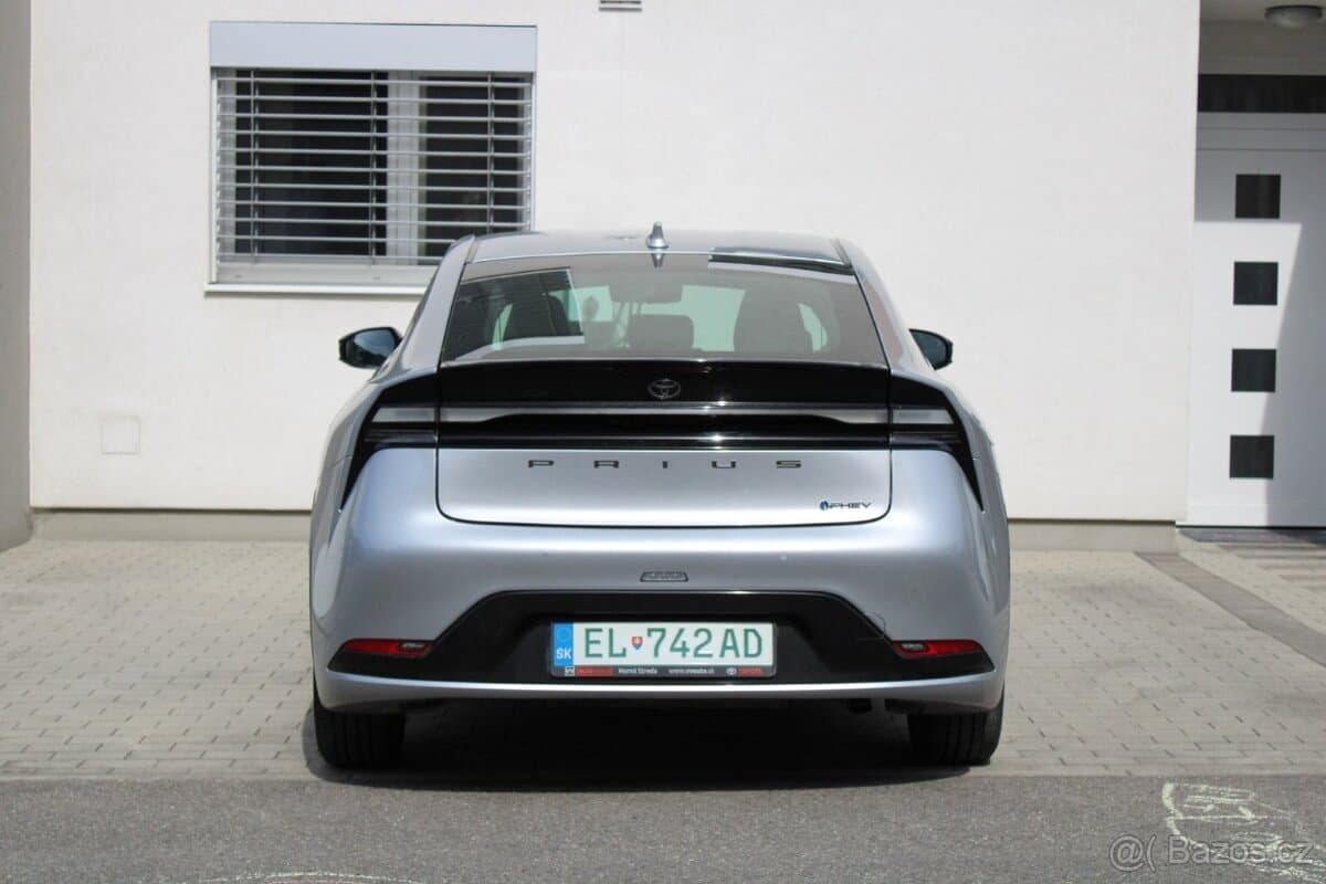 2023 Toyota PRIUS - 6