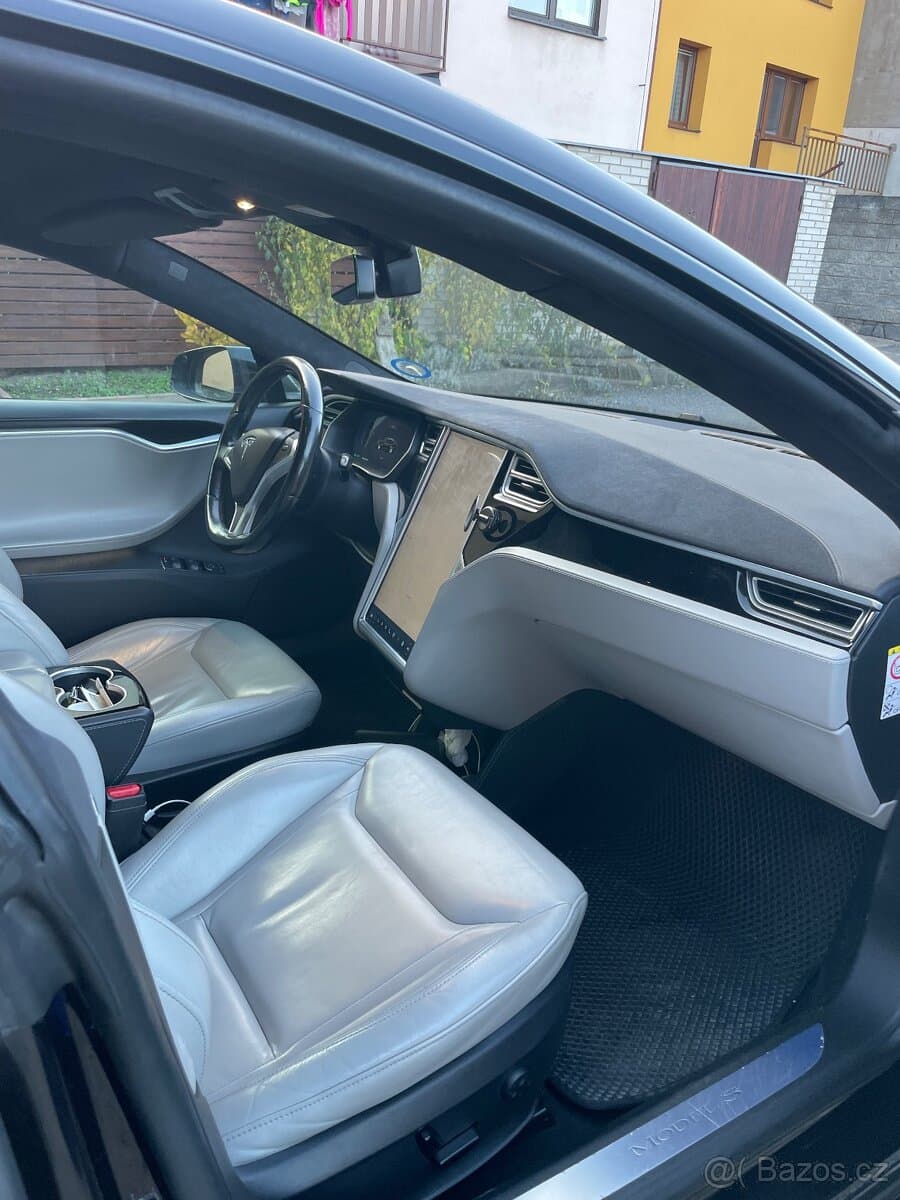 Tesla MODEL S - 6