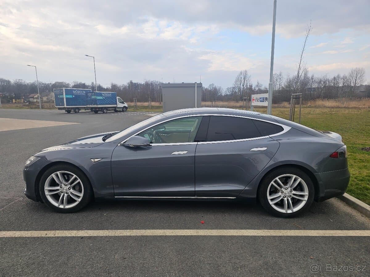 Tesla MODEL S - 6