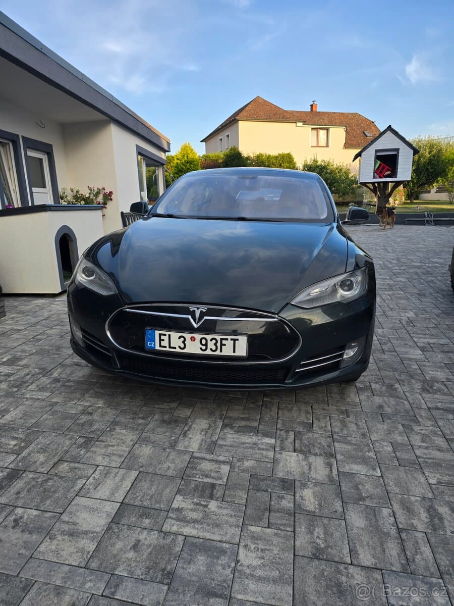 Tesla MODEL S - 6