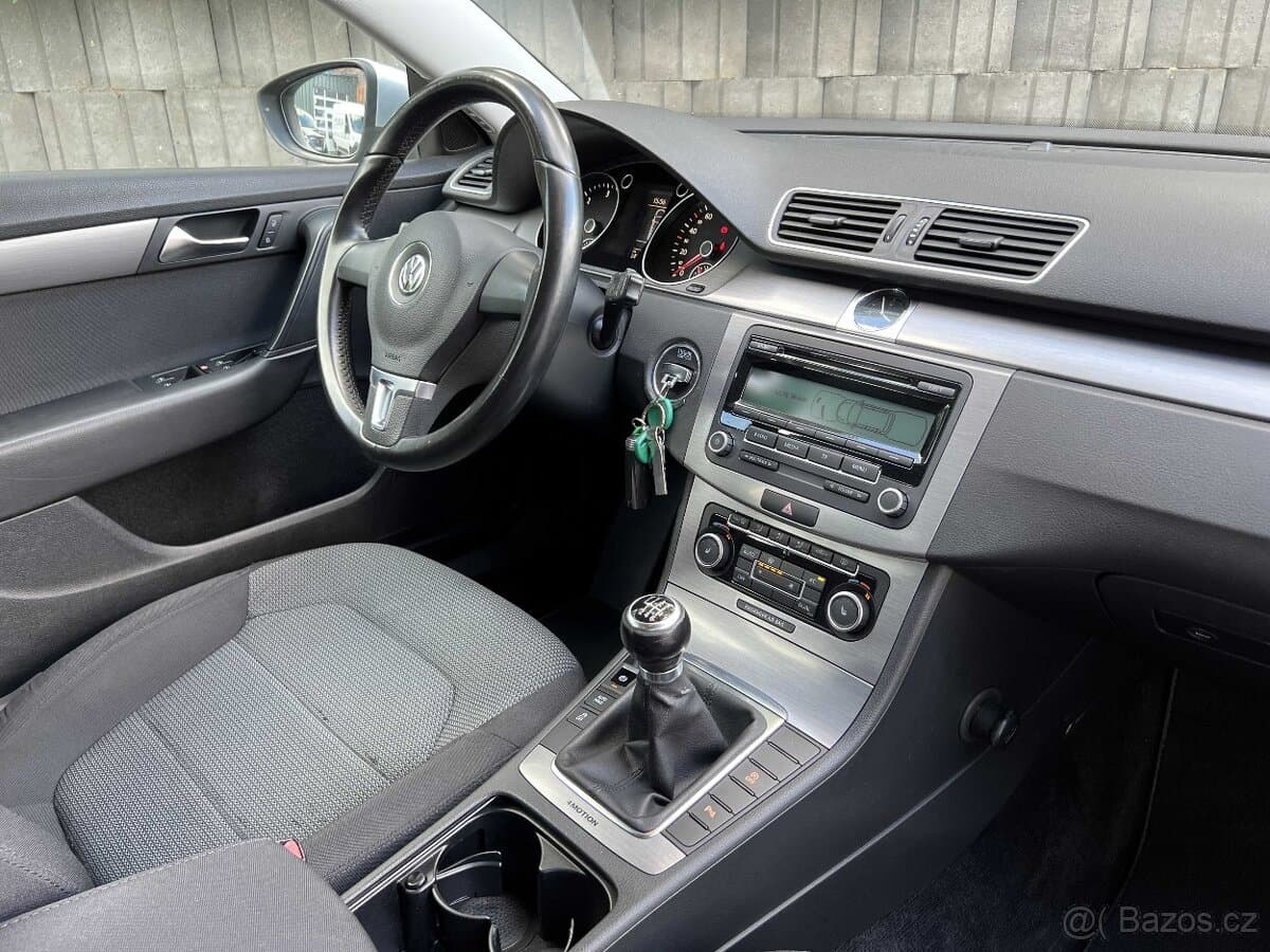 2011 Volkswagen PASSAT - 6