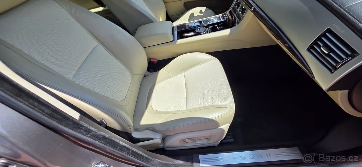 2012 Jaguar XF - 6