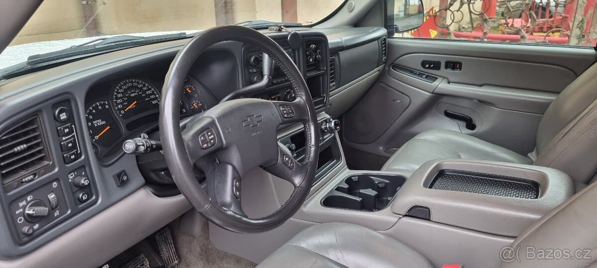 2004 Chevrolet SUBURBAN - 6